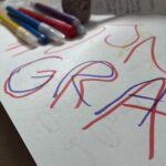 kartka z napisem moja gra, flamastry i pudełko.