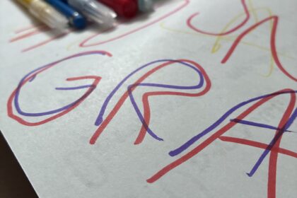 kartka z napisem moja gra, flamastry i pudełko.