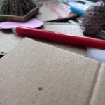 Materiały na autorską grę planszową. Flamastry, piramida z gipsu, sowa z gipsu.