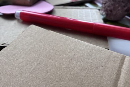 Materiały na autorską grę planszową. Flamastry, piramida z gipsu, sowa z gipsu.