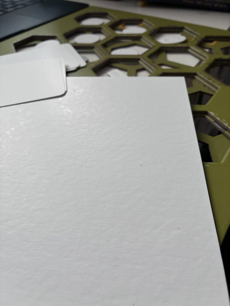 Pusta plansza, kary i żetony do tworzenia gry planszowej.