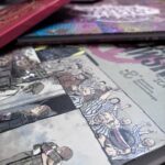 Kilka komiksów paragrafowych płożonych na sobie. są w nich Powstanie warszawskie, miasto tańcacego karpia.