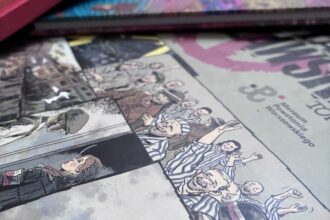 Kilka komiksów paragrafowych płożonych na sobie. są w nich Powstanie warszawskie, miasto tańcacego karpia.