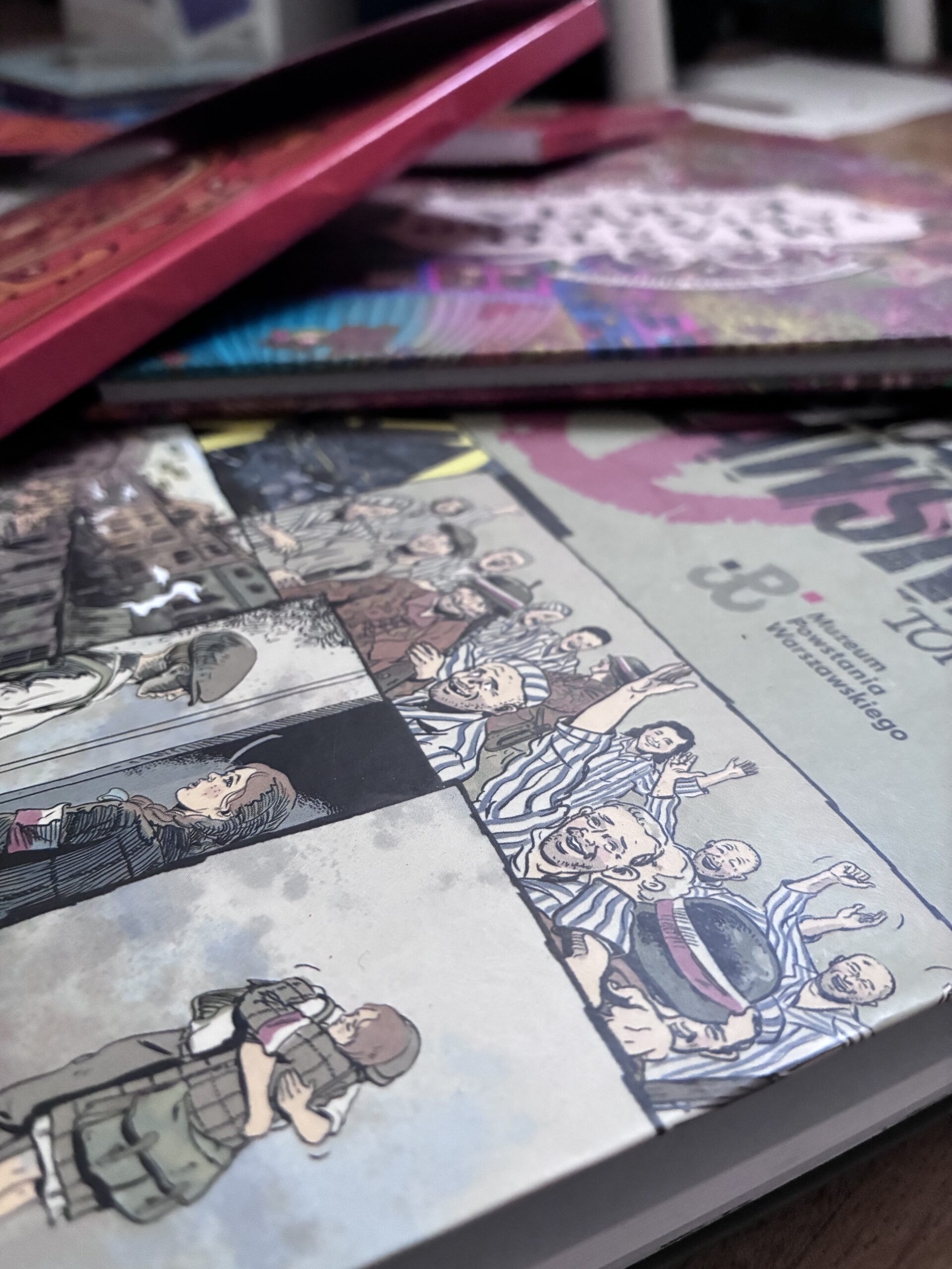 Kilka komiksów paragrafowych płożonych na sobie. są w nich Powstanie warszawskie, miasto tańcacego karpia.