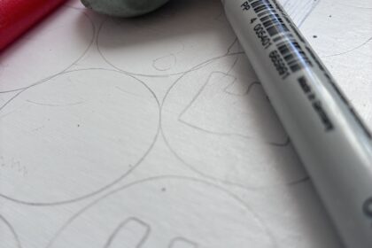 Prototyp gryplanszowej narysowany ołówkiem a na nim są kolorowe flamastry.