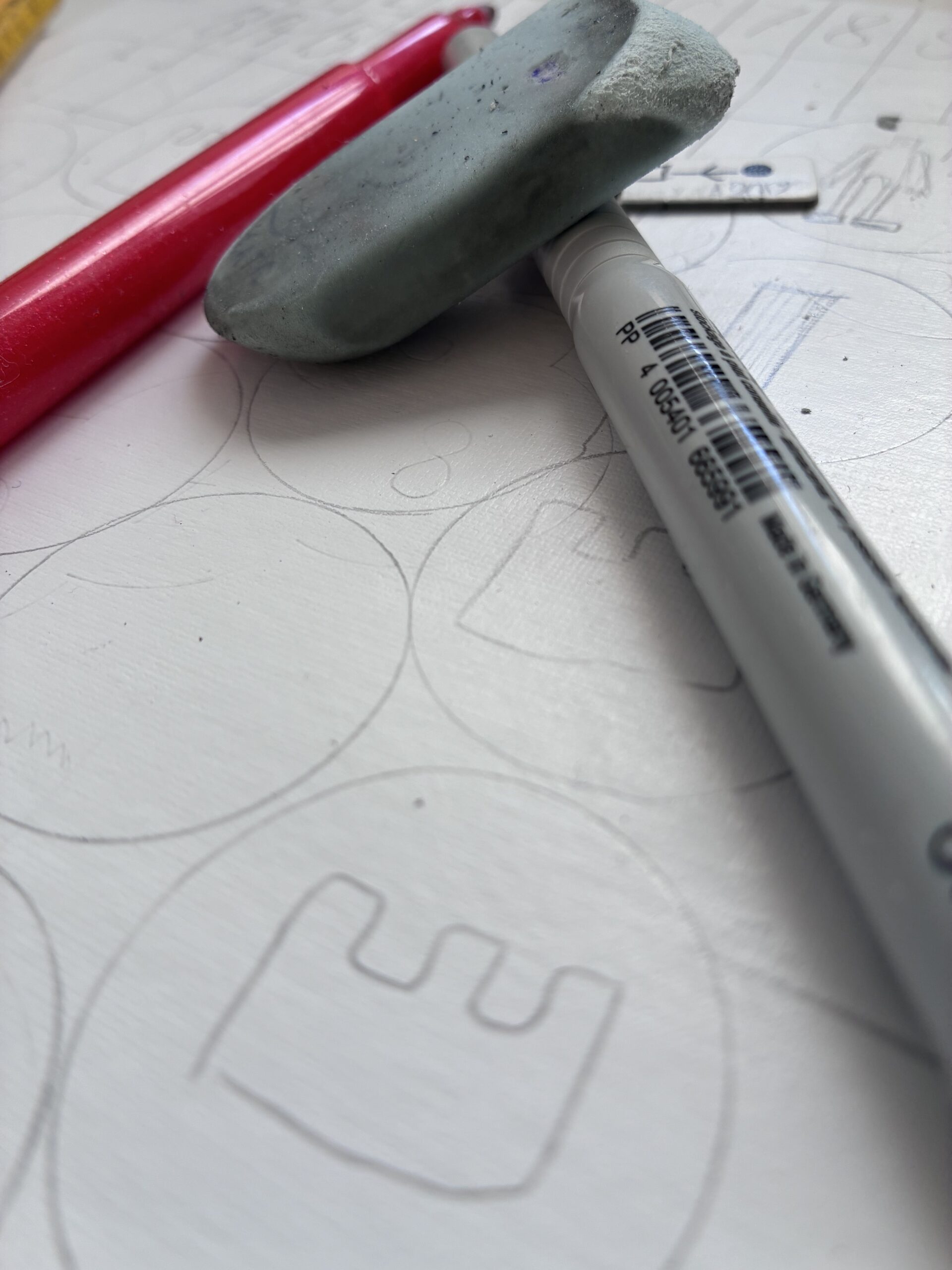 Prototyp gryplanszowej narysowany ołówkiem a na nim są kolorowe flamastry.