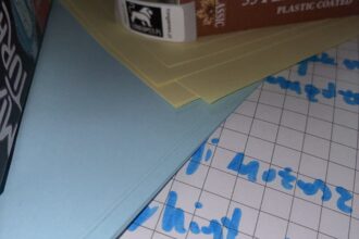 Kartka z opisem gry i karty klasyczne obok gry sen.