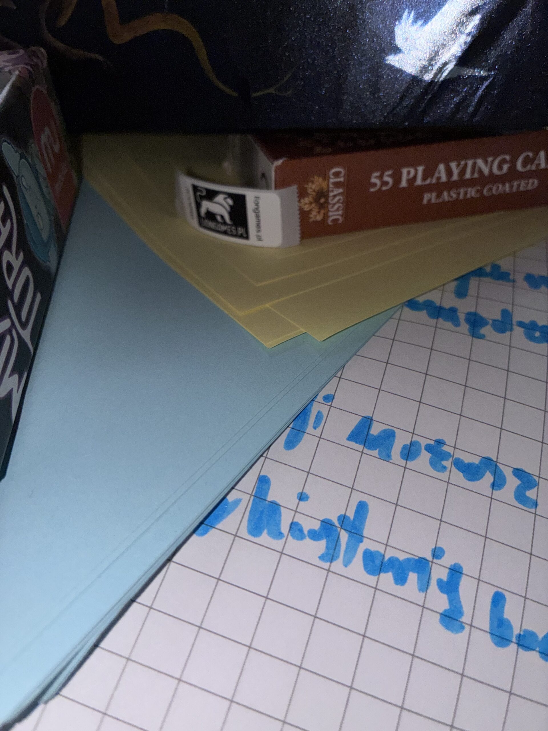 Kartka z opisem gry i karty klasyczne obok gry sen.