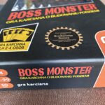 Pudełko gry boss monster ma czerwonym tle.