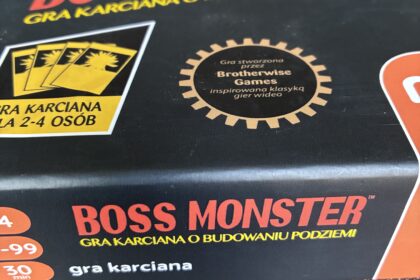 Pudełko gry boss monster ma czerwonym tle.