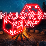 Napis majówka 2026 na tle ogniska