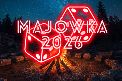 Napis majówka 2026 na tle ogniska