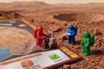 Astronauci grający terrafrmację marsa na marsie